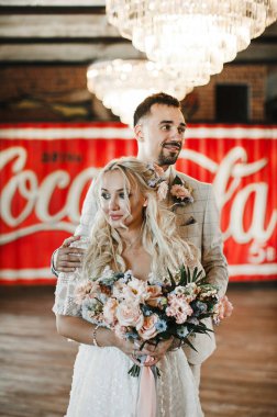 Şık gelin ve damat düğün günlerinde birbirlerine nazikçe bakıyorlar ve sarılıyorlar.