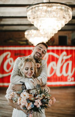 Şık gelin ve damat düğün günlerinde birbirlerine nazikçe bakıyorlar ve sarılıyorlar.