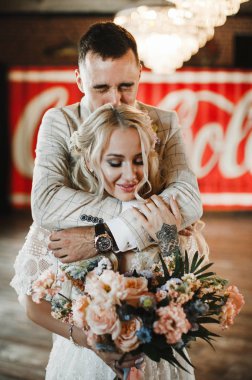 Şık gelin ve damat düğün günlerinde birbirlerine nazikçe bakıyorlar ve sarılıyorlar.