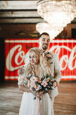 Şık gelin ve damat düğün günlerinde birbirlerine nazikçe bakıyorlar ve sarılıyorlar.