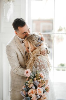 Şık gelin ve damat düğün günlerinde birbirlerine nazikçe bakıyorlar ve sarılıyorlar.