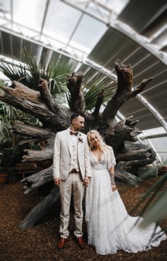 Şık gelin ve damat düğün günlerinde birbirlerine nazikçe bakıyorlar ve sarılıyorlar.