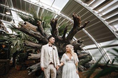 Şık gelin ve damat düğün günlerinde birbirlerine nazikçe bakıyorlar ve sarılıyorlar.