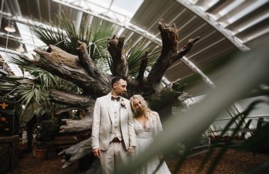 Şık gelin ve damat düğün günlerinde birbirlerine nazikçe bakıyorlar ve sarılıyorlar.