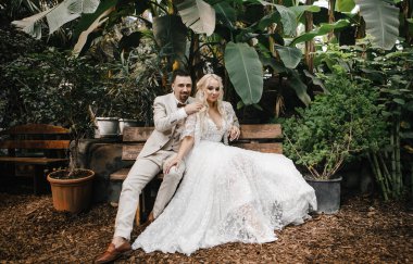 Şık gelin ve damat düğün günlerinde birbirlerine nazikçe bakıyorlar ve sarılıyorlar.