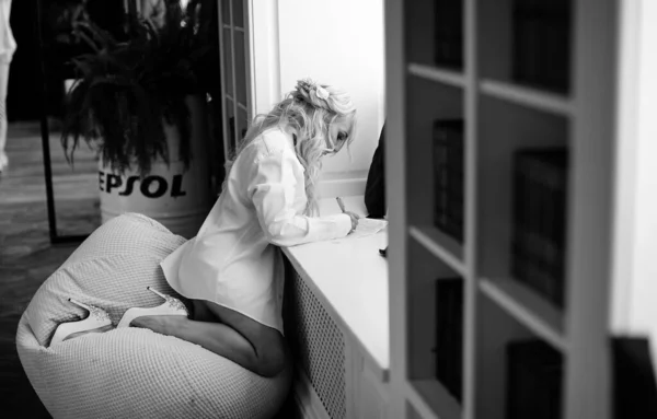 Ніжна Блондинка Наречена Позує Весілля Вранці Білій Нижній Білизні — стокове фото