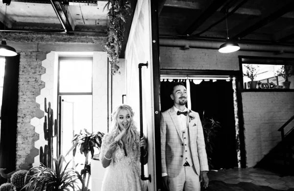 Gli Sposi Piangono Felici Giorno Del Loro Matrimonio Dopo Aver — Foto Stock