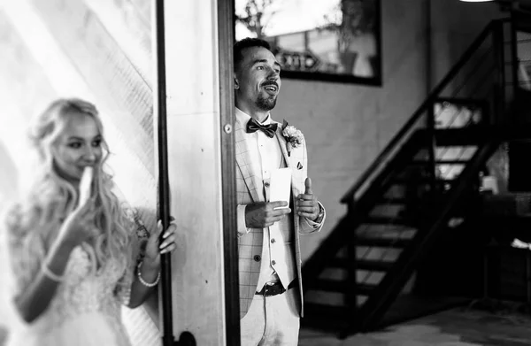 Braut Und Bräutigam Weinen Hochzeitstag Vor Glück — Stockfoto