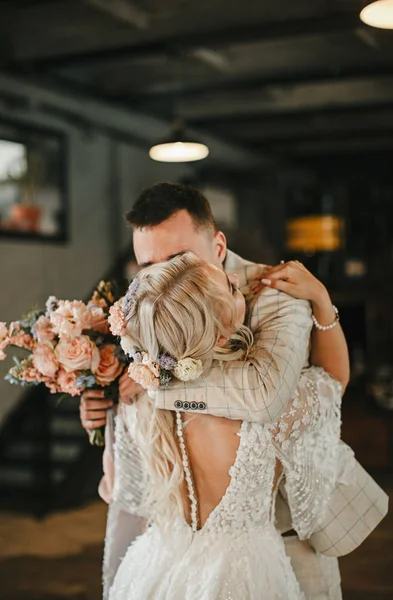 Stilvolle Braut Und Bräutigam Verliebt Hochzeitstag Sanft Anschauen Und Kuscheln — Stockfoto