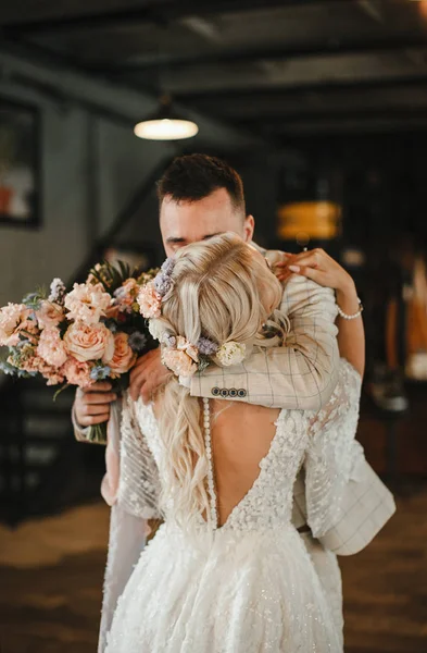 Stijlvolle Bruid Bruidegom Verliefd Hun Trouwdag Zachtjes Naar Elkaar Kijken — Stockfoto