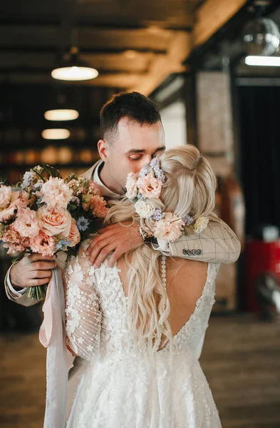 Stilvolle Braut Und Bräutigam Verliebt Hochzeitstag Sanft Anschauen Und Kuscheln — Stockfoto