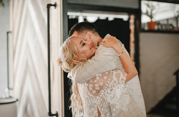 Stylish Bride Groom Love Wedding Day Gently Looking Each Other — Stock Photo, Image