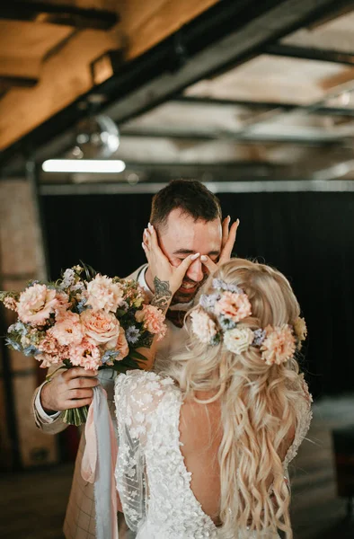 Noiva Noivo Chorar Com Felicidade Dia Seu Casamento — Fotografia de Stock