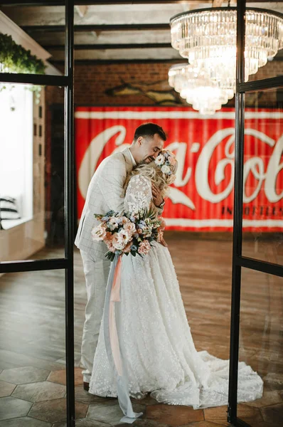 Stilvolle Braut Und Bräutigam Verliebt Hochzeitstag Sanft Anschauen Und Kuscheln — Stockfoto