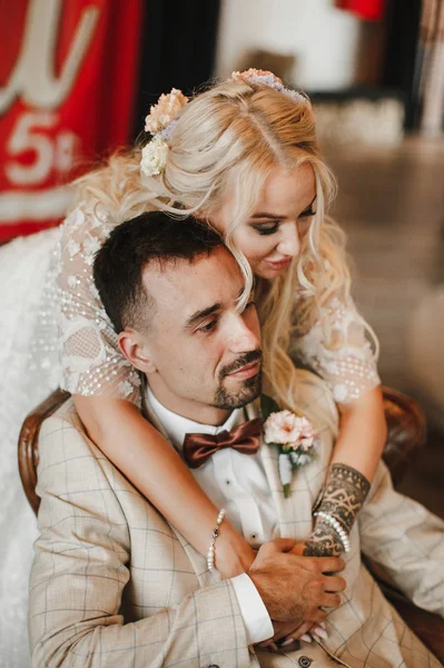 Novia Novio Con Estilo Amor Día Boda Mirándose Suavemente Abrazándose — Foto de Stock