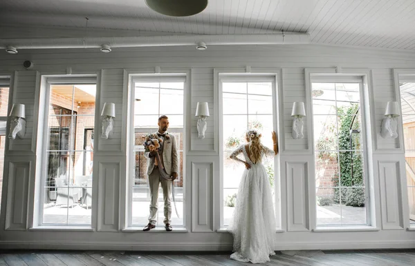 Stilvolle Braut Und Bräutigam Verliebt Hochzeitstag Sanft Anschauen Und Kuscheln — Stockfoto