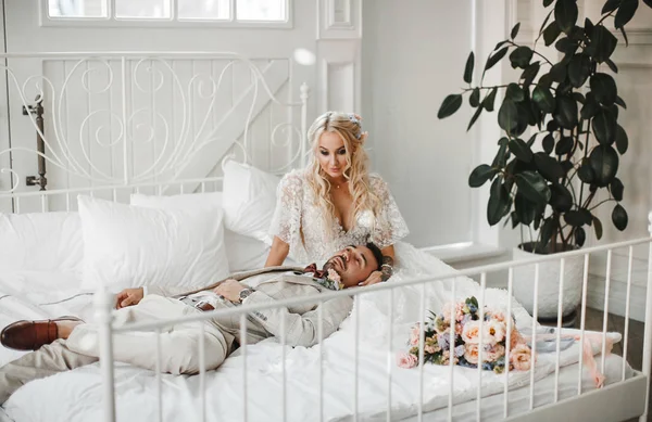 Stylish Bride Groom Love Wedding Day Gently Looking Each Other — Stock Photo, Image