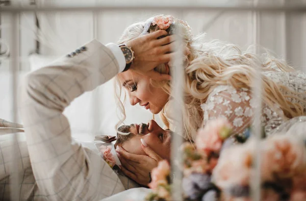 Stylish Bride Groom Love Wedding Day Gently Looking Each Other — Stock Photo, Image