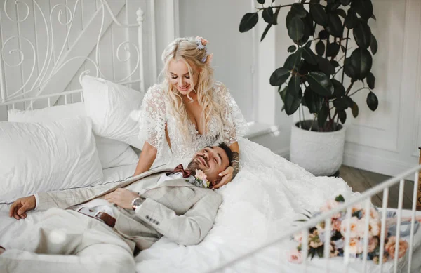Stílusos Menyasszony Vőlegény Szerelmes Esküvő Napján Gyengéden Egymásra Néznek Ölelkeznek — Stock Fotó