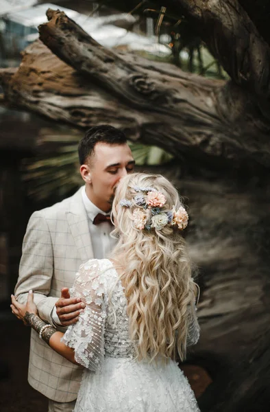 Novia Novio Con Estilo Amor Día Boda Mirándose Suavemente Abrazándose — Foto de Stock