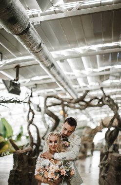 Şık gelin ve damat düğün günlerinde birbirlerine nazikçe bakıyorlar ve sarılıyorlar.