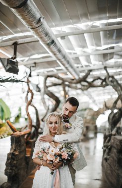 Şık gelin ve damat düğün günlerinde birbirlerine nazikçe bakıyorlar ve sarılıyorlar.