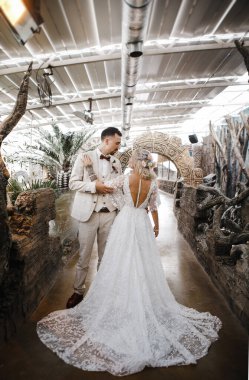 Şık gelin ve damat düğün günlerinde birbirlerine nazikçe bakıyorlar ve sarılıyorlar.