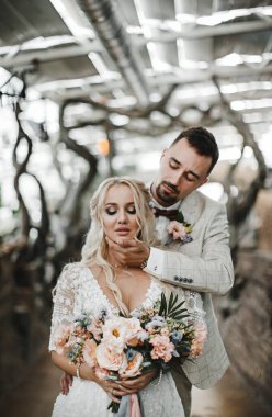 Şık gelin ve damat düğün günlerinde birbirlerine nazikçe bakıyorlar ve sarılıyorlar.