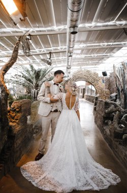 Şık gelin ve damat düğün günlerinde birbirlerine nazikçe bakıyorlar ve sarılıyorlar.