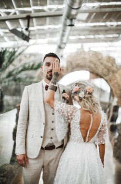 Şık gelin ve damat düğün günlerinde birbirlerine nazikçe bakıyorlar ve sarılıyorlar.