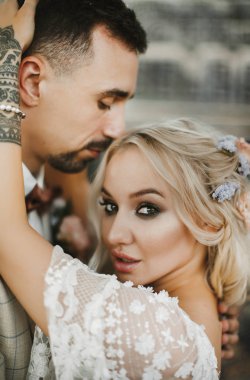 Şık gelin ve damat düğün günlerinde birbirlerine nazikçe bakıyorlar ve sarılıyorlar.