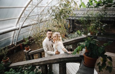 Şık gelin ve damat düğün günlerinde birbirlerine nazikçe bakıyorlar ve sarılıyorlar.