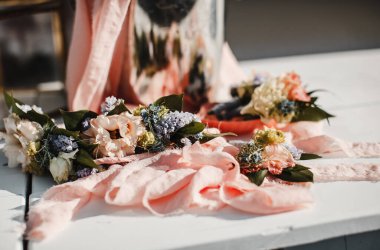 narin düğün dekoru - kağıt yapraklar ve gerçek çiçekler