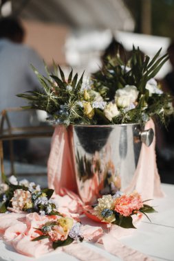 narin düğün dekoru - kağıt yapraklar ve gerçek çiçekler
