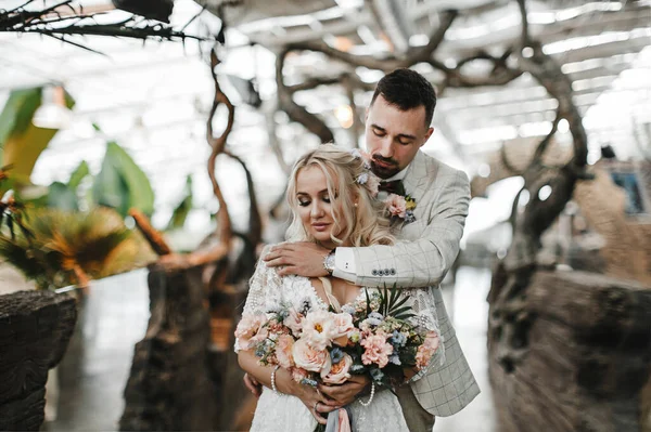 Şık gelin ve damat düğün günlerinde birbirlerine nazikçe bakıyorlar ve sarılıyorlar.