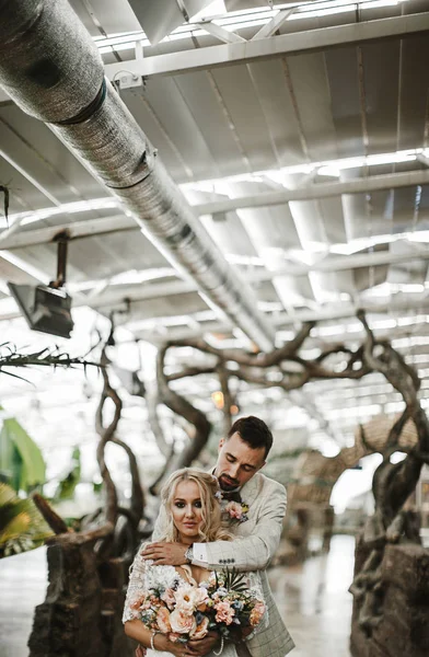 Şık gelin ve damat düğün günlerinde birbirlerine nazikçe bakıyorlar ve sarılıyorlar.