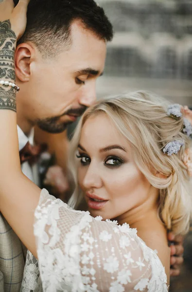 Şık gelin ve damat düğün günlerinde birbirlerine nazikçe bakıyorlar ve sarılıyorlar.