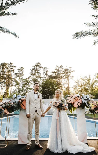 Kärleksfull Brud Och Brudgum Vid Bröllopsceremoni Vid Solnedgången Försiktigt Tittar — Stockfoto