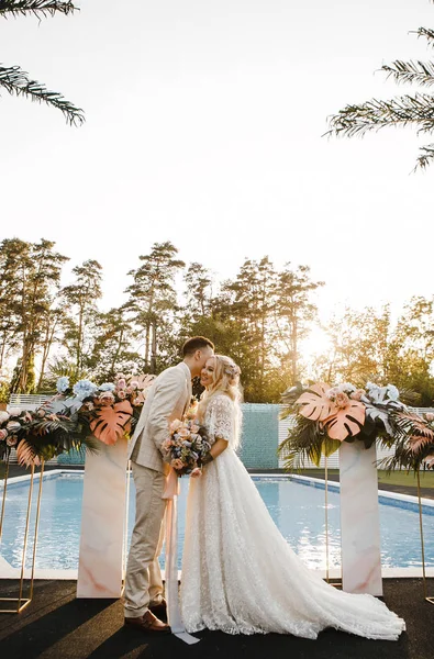 Kärleksfull Brud Och Brudgum Vid Bröllopsceremoni Vid Solnedgången Försiktigt Tittar — Stockfoto