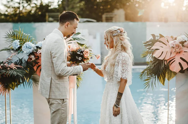 Amante Novia Novio Una Ceremonia Boda Atardecer Mirándose Suavemente Uno — Foto de Stock