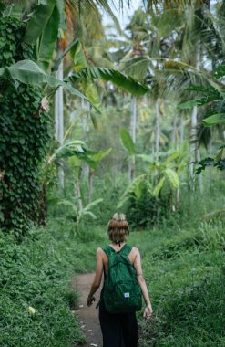 Endonezya 'da Bali' ye seyahat ederken sarışın blogcu kız.