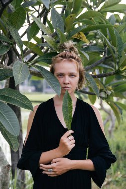 Sarışın blogcu kız Endonezya 'ya seyahat ederken pirinç tarlasında yoga ve meditasyon yapıyor.