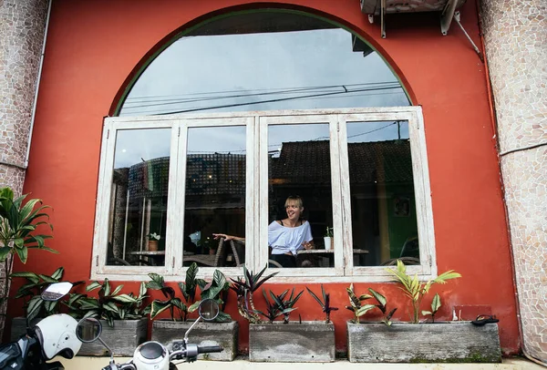 Blondes Bloggermädchen Posiert Café Während Einer Reise Indonesien Auf Der — Stockfoto