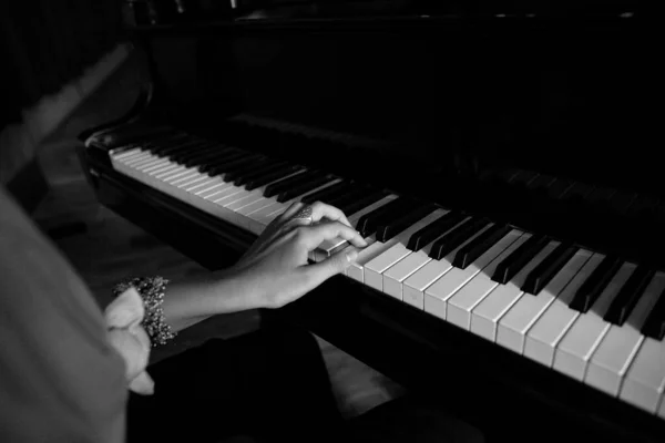 Singer Plays Black Piano — Stock Photo, Image