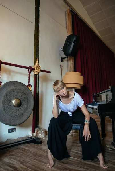 Blonde Blogger Girl Poses Meditation Gong While Traveling Indonesia Bali — Stock Photo, Image