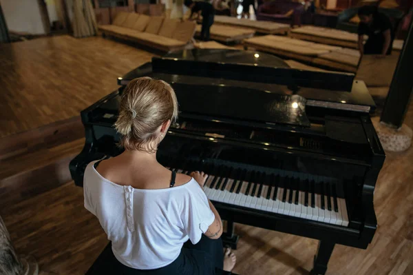 Cantor Toca Piano Preto — Fotografia de Stock