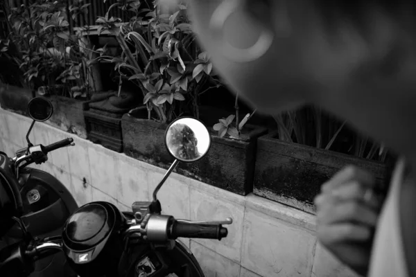 Menina Olha Espelho Uma Motocicleta — Fotografia de Stock