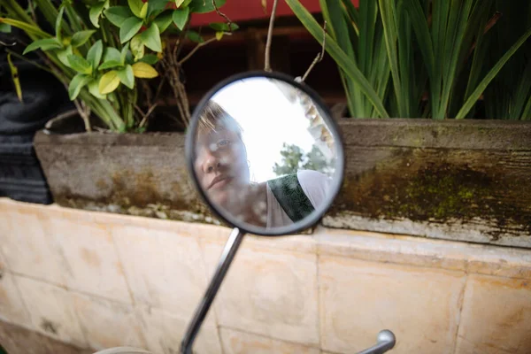 Κορίτσι Κοιτάζει Στον Καθρέφτη Μιας Μοτοσικλέτας — Φωτογραφία Αρχείου