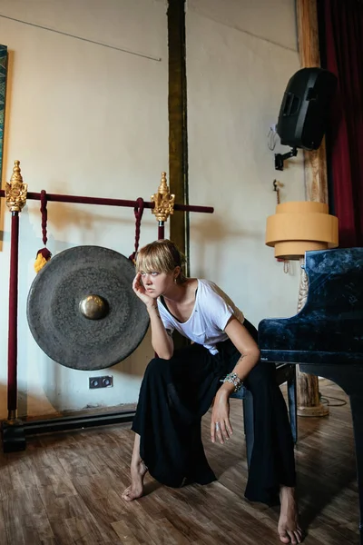 Blondes Bloggermädchen Posiert Der Nähe Des Meditationsgong Während Einer Reise — Stockfoto