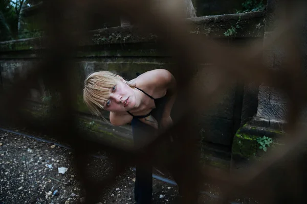 Blondýny Blogger Dívka Pózuje Starověkém Chrámu Džungli Proutěným Košem Při — Stock fotografie